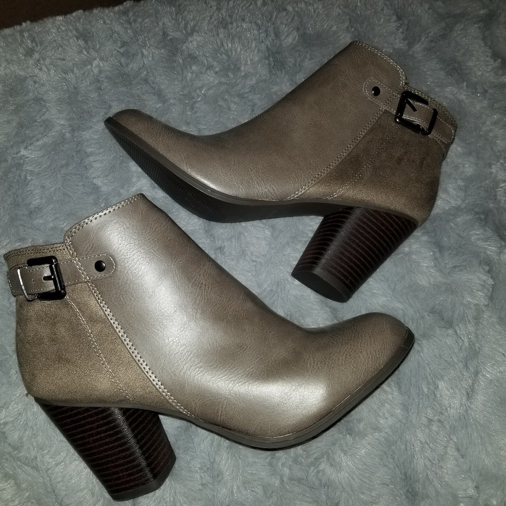 NWOB Taupe/gray Booties